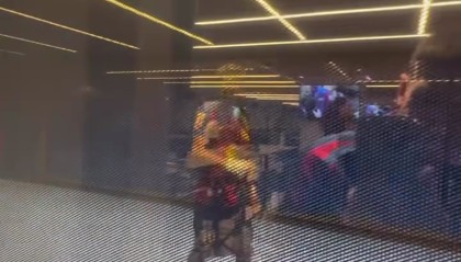 开云体育-诺坎普VIP区域可透过玻璃观看球员通道，亚马尔与朋友打招呼