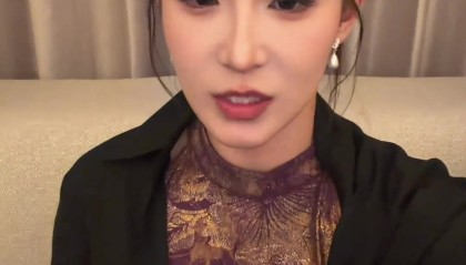 开云体育-紫气东来！博主“马德李”穿紫色旗袍亮相亚洲杯抽签，助阵中国队